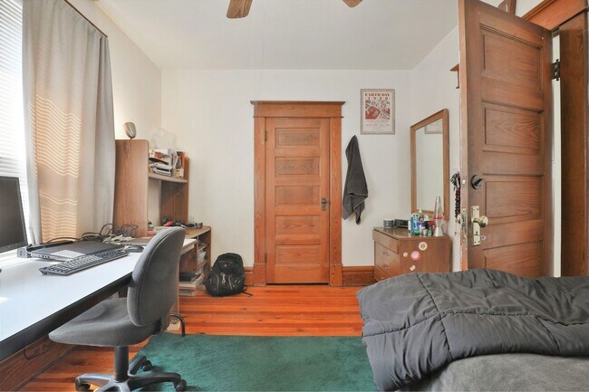 Building Photo - 5 Bedroom Quiet OSU North Campus private home