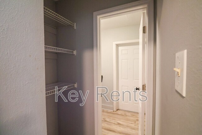 Building Photo - 206 Brown Rd