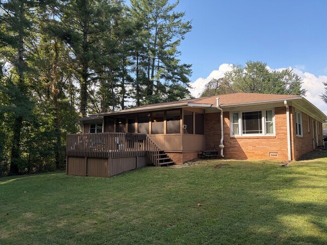 Building Photo - 3231 Magnolia Dr