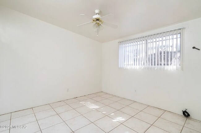 Building Photo - 803 E Holaway Dr