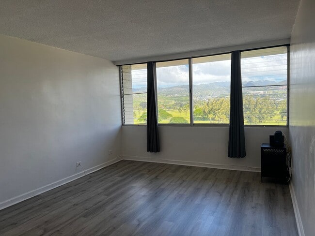 Building Photo - Top Floor, Corner Unit Studio with Mountain Views.