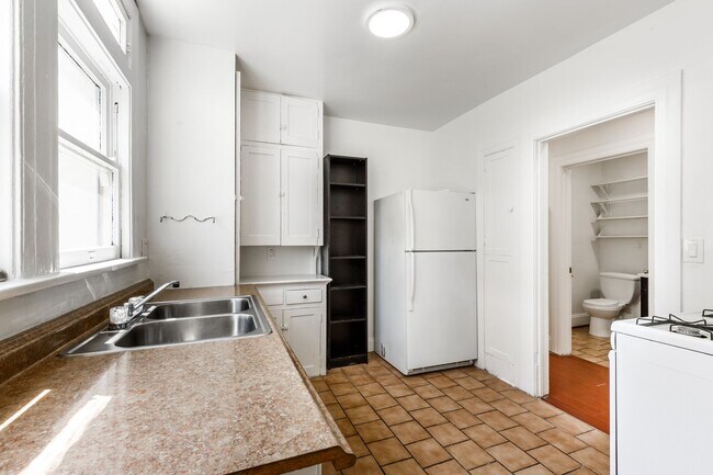 Building Photo - 1154 W 27th St