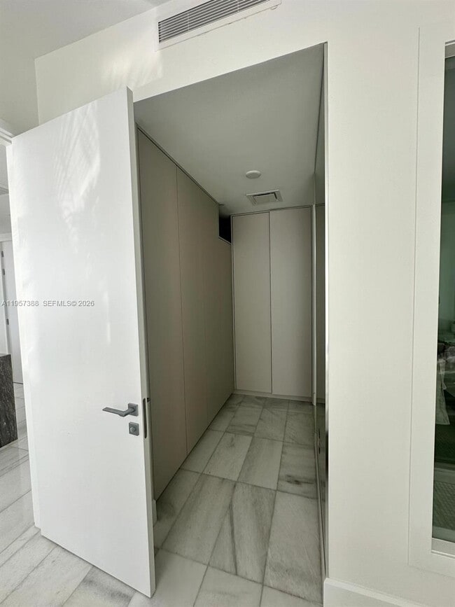 Building Photo - 700 NE 26th Terrace