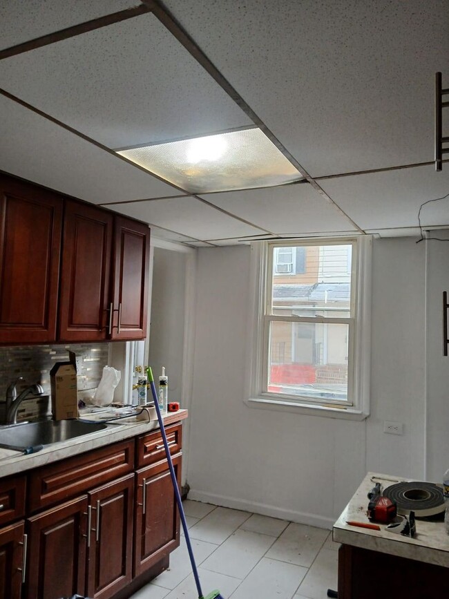 Building Photo - 529 York St