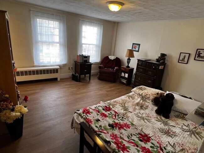 Building Photo - 797 Main St