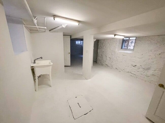 Building Photo - 72-45 60th Ln