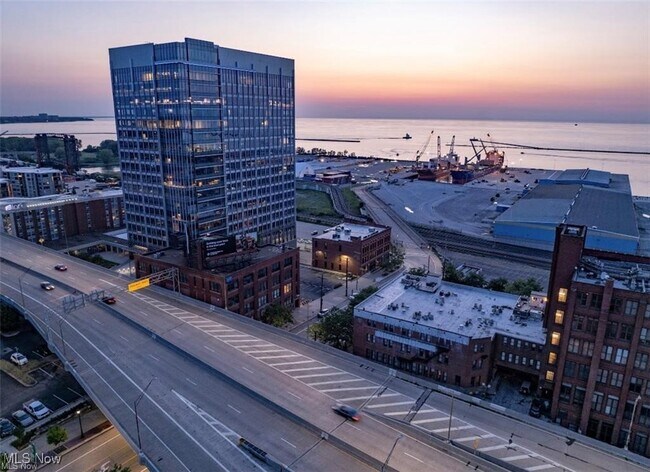 Building Photo - 701 W Lakeside Ave