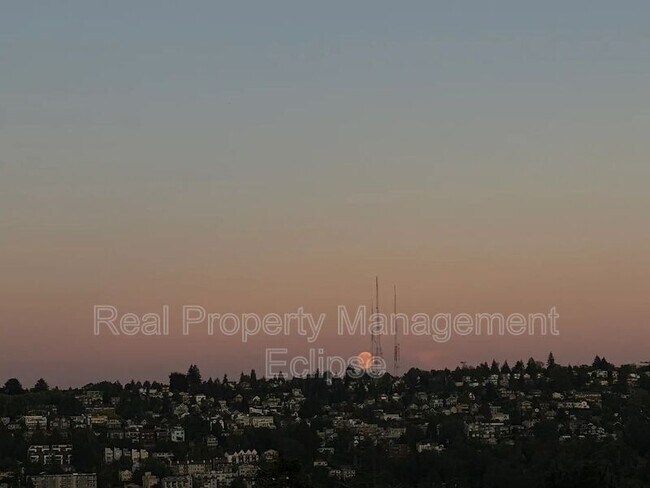 Building Photo - 2528 27th Ave W