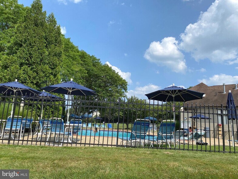 Building Photo - 451 Redbud Ct