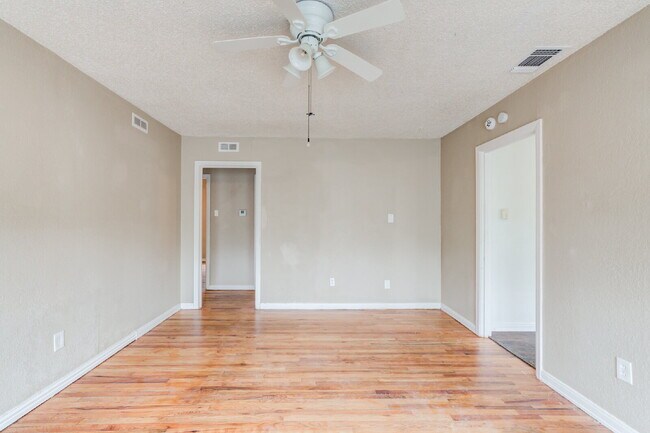 Building Photo - Wonderful updated home! 3/1!