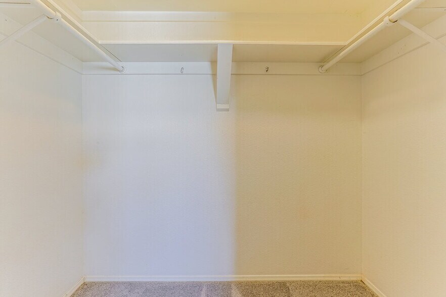 Building Photo - 664 S Robin Ln