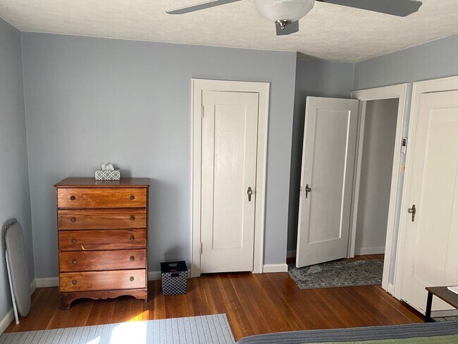 Building Photo - 5453 E 10th St