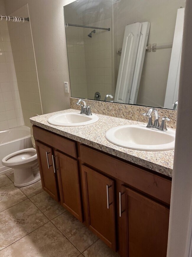 Building Photo - Independence/Signature Lakes