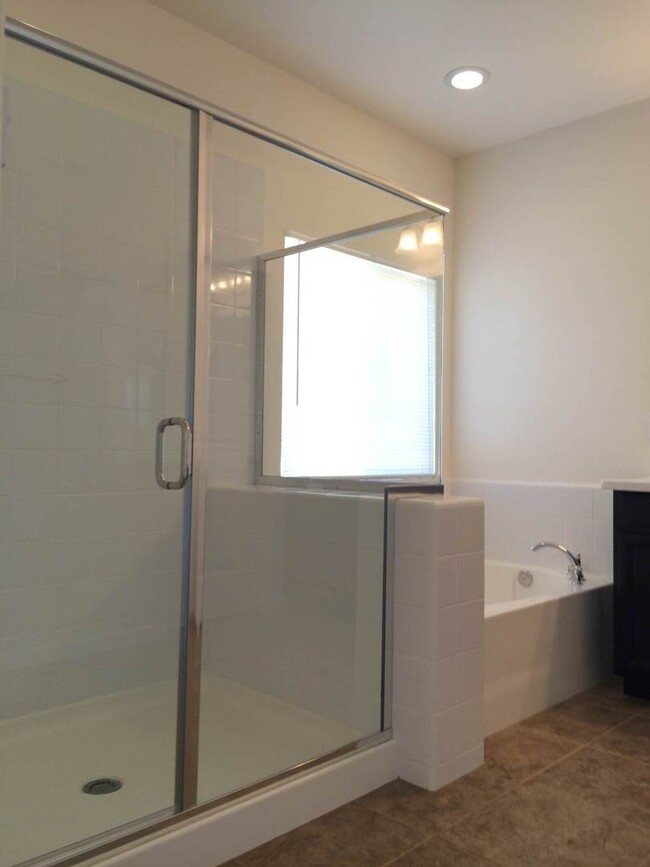 Building Photo - BEAUTIFUL  4+2 - $2550+$2550 Deposit - 93313