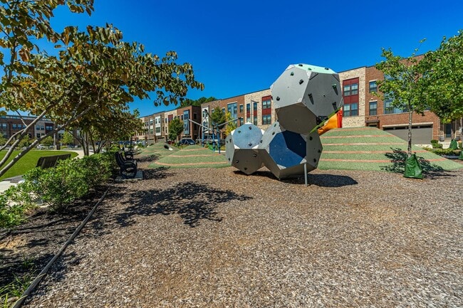 Building Photo - Modern 3 BR Townhome in Village of Towne Square Includes Trash, Cable/internet and Landscaping!