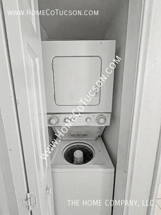 Building Photo - 5750 N Camino Esplendora