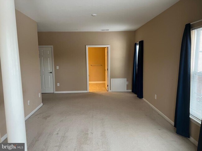 Building Photo - 812 Long Dr