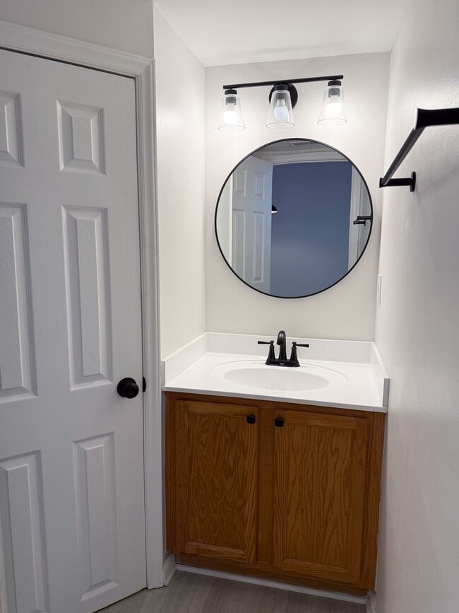 Building Photo - Newly Updated Townhome with Minutes Walk t...