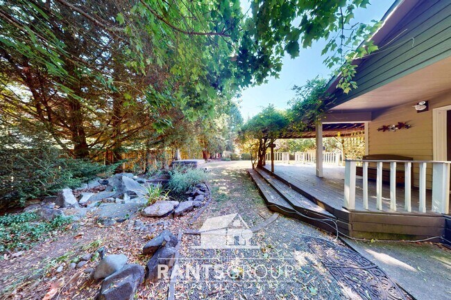 Building Photo - Lovingly cared for 3-bedroom, 1.75-bath ra...