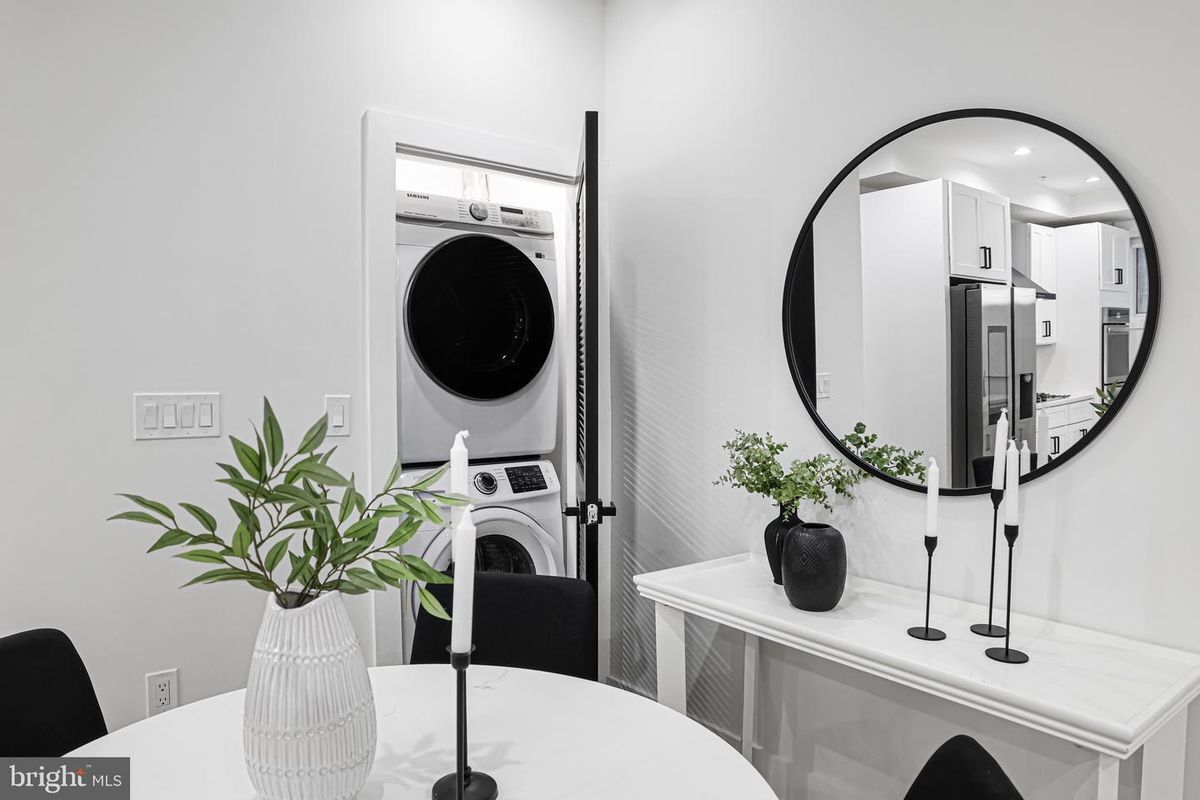 Building Photo - 616 Kenyon St NW