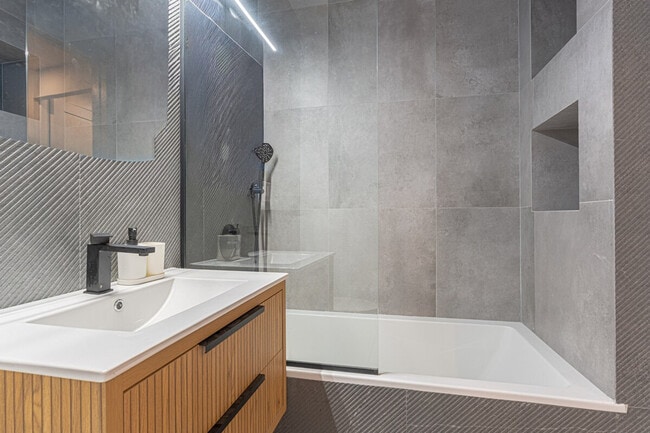 Building Photo - 631 Wilson Ave