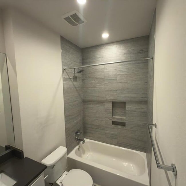 Building Photo - 502 W 51st St