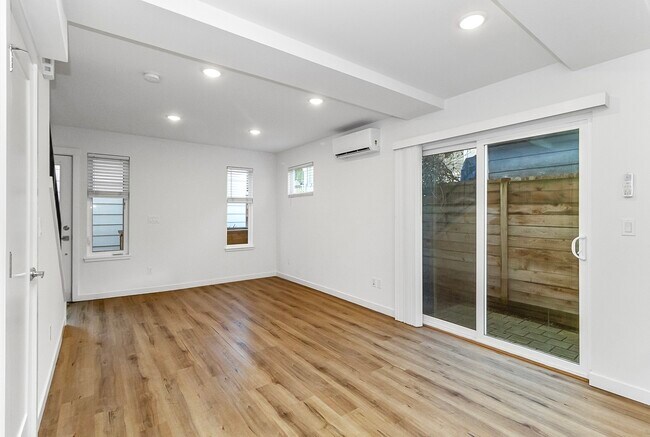 Building Photo - 1040 S Donovan St