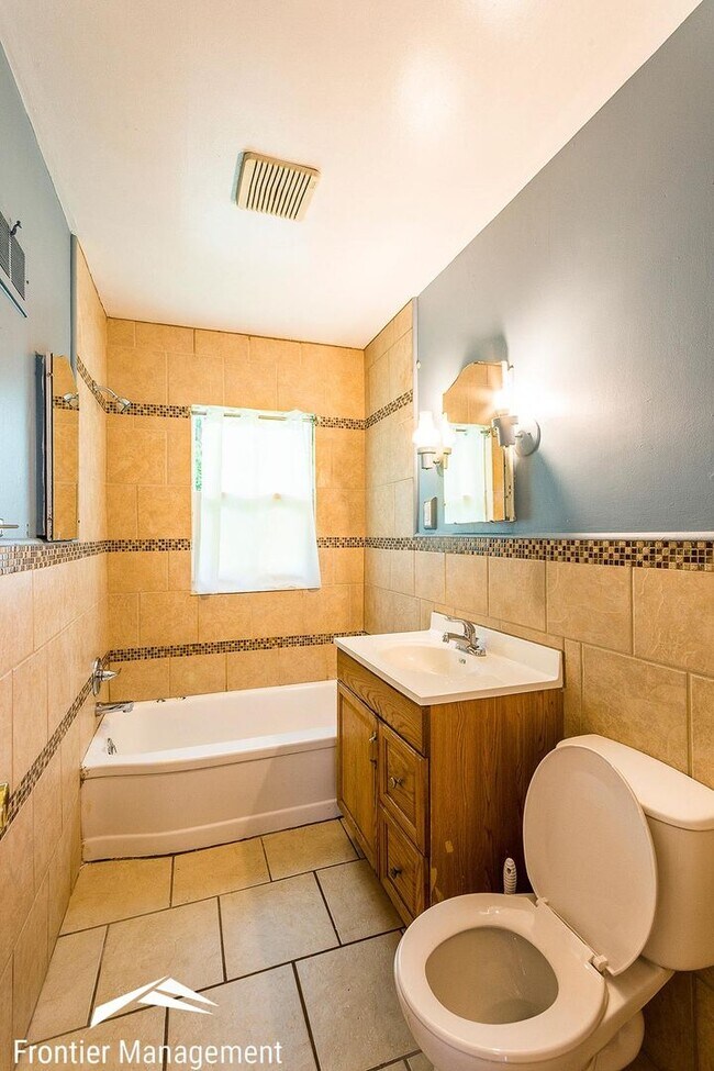 Building Photo - 626 Bertrand St