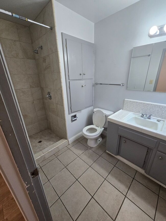 Building Photo - Adorable 3 Bedroom Home