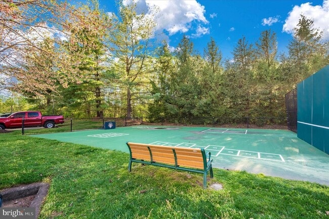 Building Photo - 10001 Vanderbilt Cir