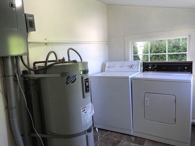 Building Photo - 3 Bedroom, 1 Bathroom Home in Sunnyland! Lawncare included with ample parking