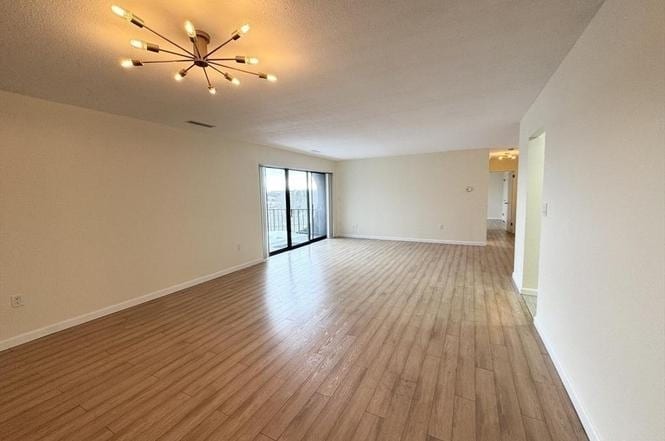 Living room, open concept with large balcony - 1004 Paradise Rd