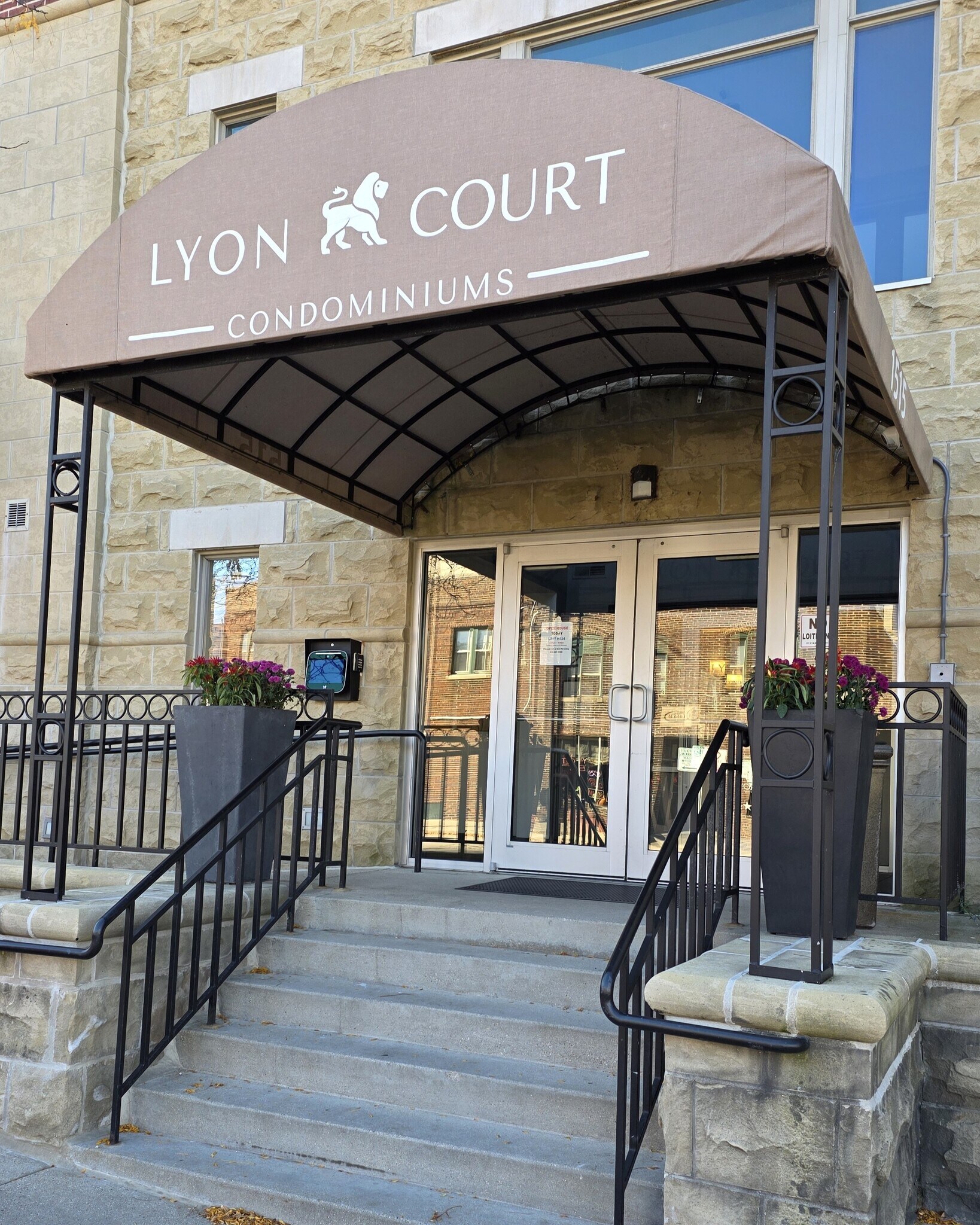 Building Photo - 1515 N Van Buren St