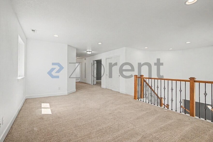 Building Photo - Unit