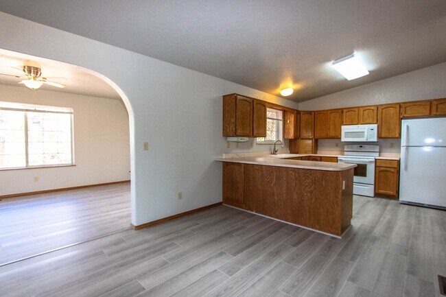 Building Photo - Williamson Valley Home with 3 Car Garage