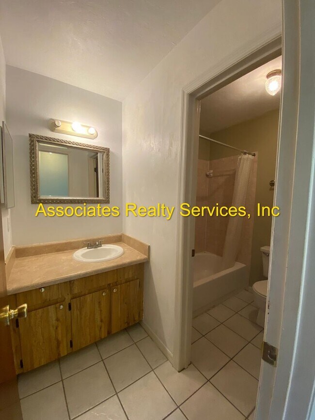 Building Photo - 2 bed/1.5 baths in Shell Rock Villas- 2 We...