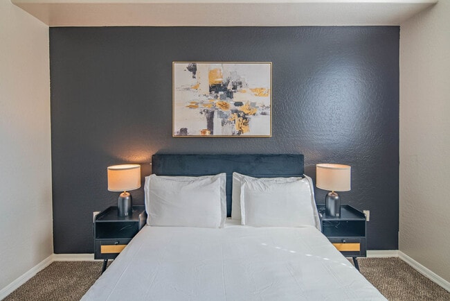 Building Photo - 1275 E University Dr