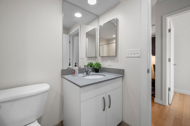 Building Photo - 601 Albany St