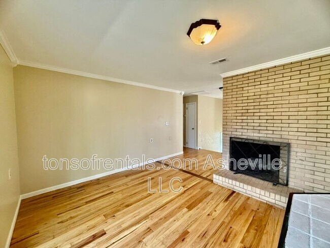 Building Photo - 161 Dogwood Dr