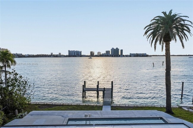 Building Photo - 1101 S Shore Dr