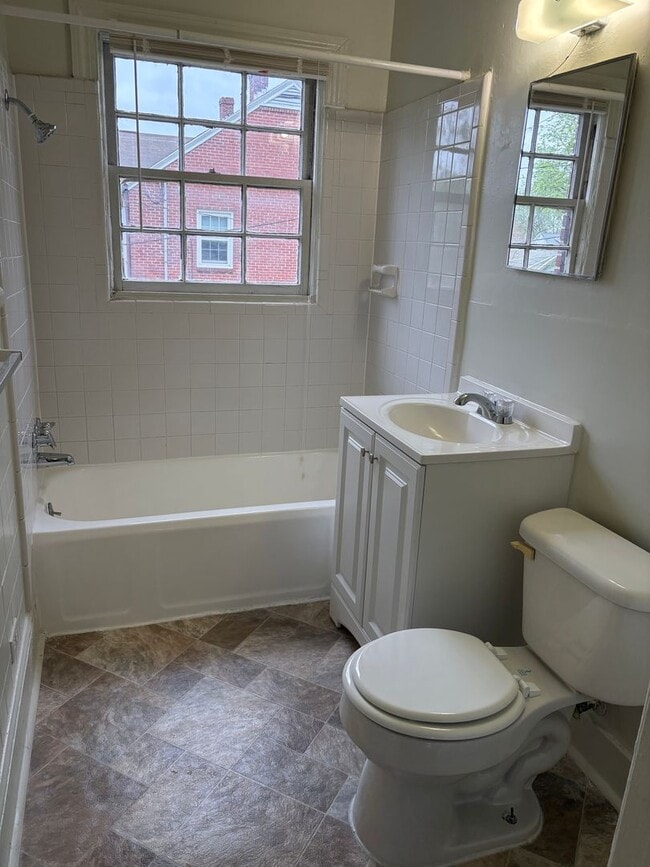 Building Photo - Spacious Townhouse Near Duke and Broad St / Fenced Yd