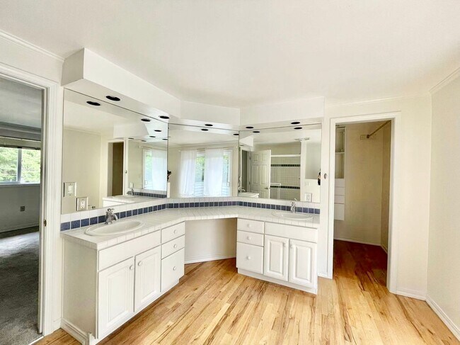 Building Photo - Spacious 5-Bedroom Home in Prime Location