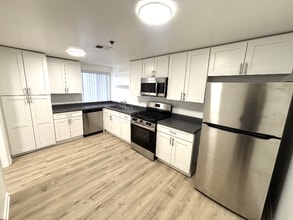 Building Photo - 555 Oak St