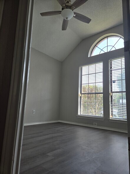 Building Photo - 2307 Weatherby Dr