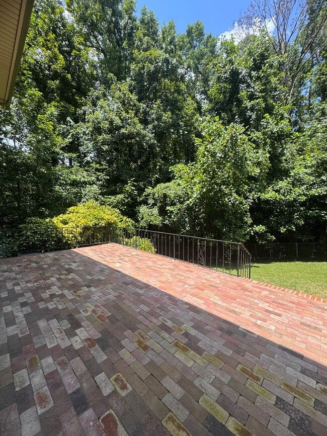 Building Photo - 4 Bedroom Jamestown Beauty!