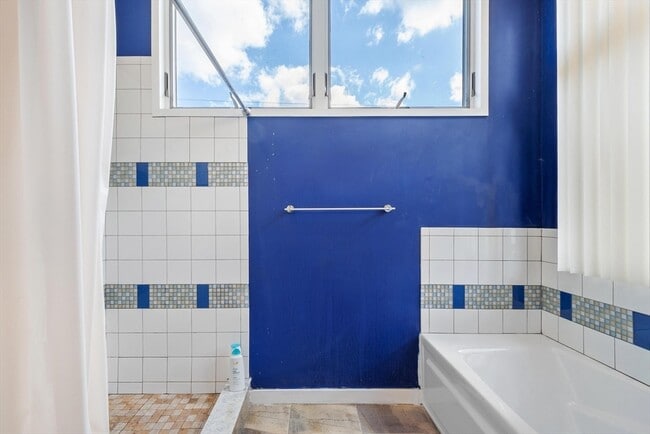 Building Photo - 5 Avondale Ave