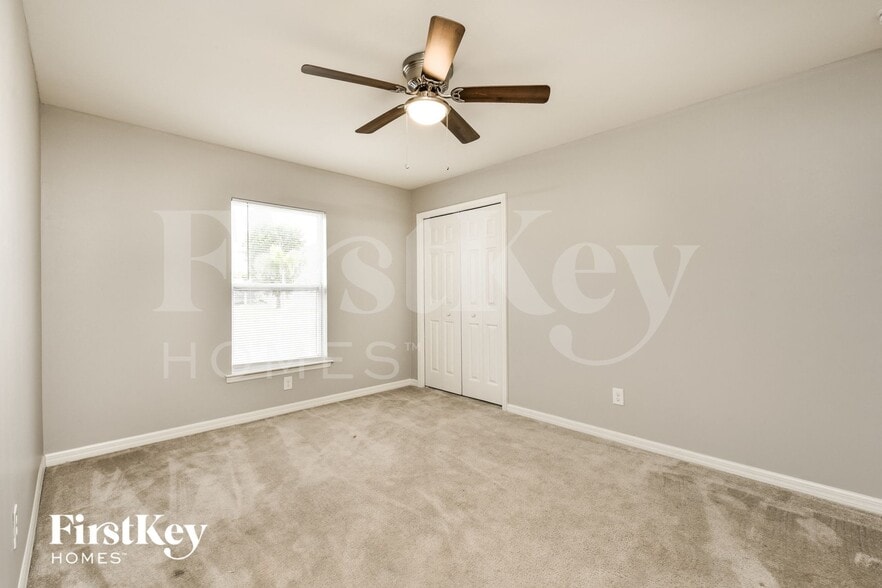 Building Photo - 2912 NW 18th Pl