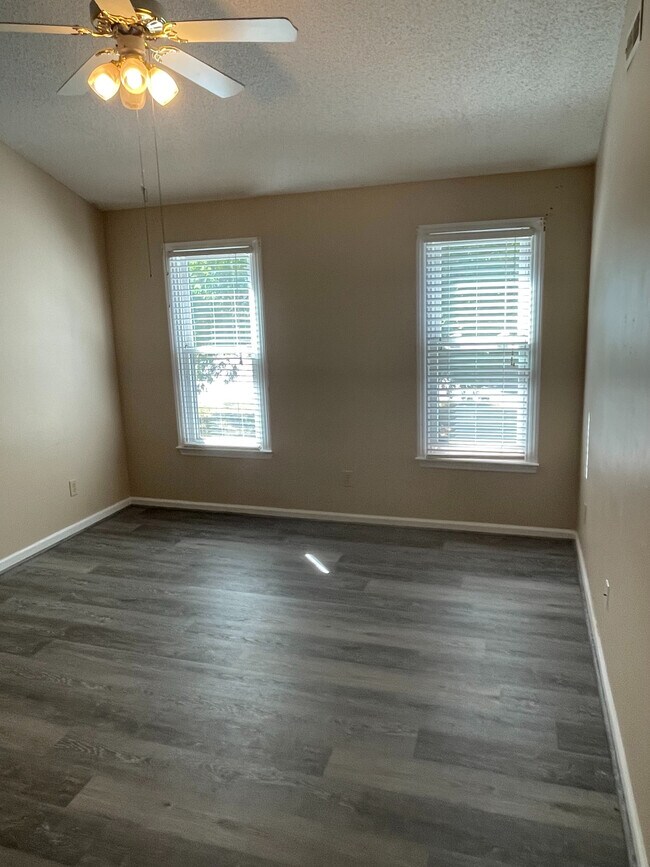 Building Photo - Room in Single Family Home on Daingerfield Dr