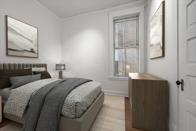 Building Photo - 709 W Roscoe St