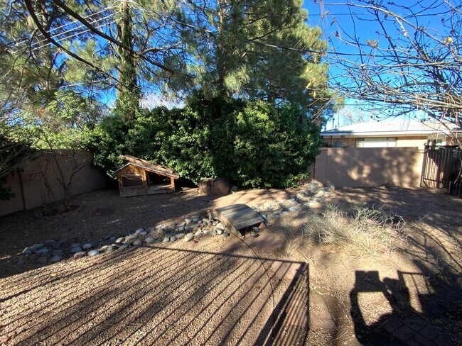 Building Photo - 5 Bedroom Home Available Near Wyoming Blvd NE & Comanche Rd NE!